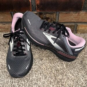 Brooks Adrenaline GTS 22 Running Shoe. 8.5